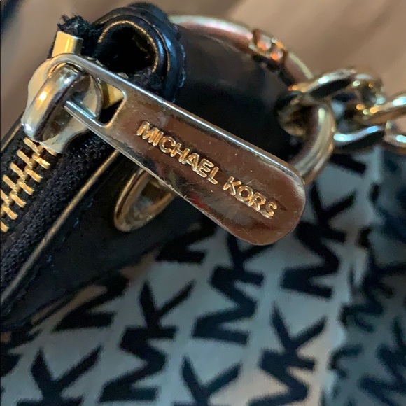 !!SOLD!!!! 100% Authentic Michael Kors crossbody - Picture 5 of 5